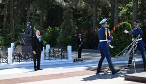 Prezident İlham Əliyev və birinci xanım Mehriban Əliyeva Ulu Öndər Heydər Əliyevin Fəxri xiyabanda məzarını ziyarət ediblər — foto 2