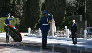 Prezident İlham Əliyev və birinci xanım Mehriban Əliyeva Ulu Öndər Heydər Əliyevin Fəxri xiyabanda məzarını ziyarət ediblər — foto 3