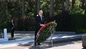 Prezident İlham Əliyev və birinci xanım Mehriban Əliyeva Ulu Öndər Heydər Əliyevin Fəxri xiyabanda məzarını ziyarət ediblər — foto 4