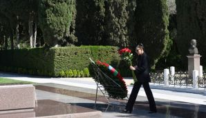 Prezident İlham Əliyev və birinci xanım Mehriban Əliyeva Ulu Öndər Heydər Əliyevin Fəxri xiyabanda məzarını ziyarət ediblər — foto 5