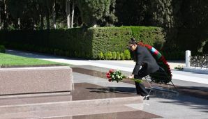 Prezident İlham Əliyev və birinci xanım Mehriban Əliyeva Ulu Öndər Heydər Əliyevin Fəxri xiyabanda məzarını ziyarət ediblər — foto 6