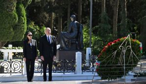 Prezident İlham Əliyev və birinci xanım Mehriban Əliyeva Ulu Öndər Heydər Əliyevin Fəxri xiyabanda məzarını ziyarət ediblər — foto 7