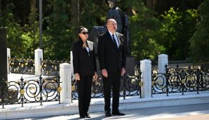 Prezident İlham Əliyev və birinci xanım Mehriban Əliyeva Ulu Öndər Heydər Əliyevin Fəxri xiyabanda məzarını ziyarət ediblər — foto 8