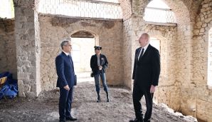 İlham Əliyev və Mehriban Əliyeva Şuşada Çöl Qala məscidində aparılan bərpa işləri ilə tanış olublar -   FOTO - YENİLƏNDİ — foto 1