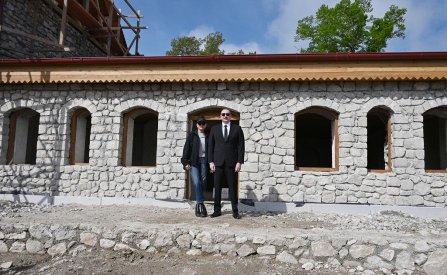 Prezident və birinci xanım Şuşada Üzeyir Hacıbəylinin ev-muzeyində aparılan bərpa işləri ilə tanış olublar -     FOTO - YENİLƏNDİ