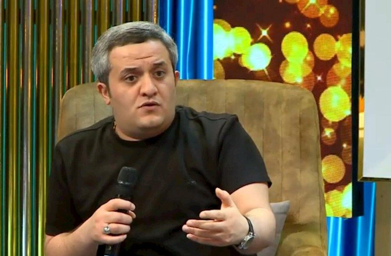 "Sədərəkdən 15 manata mikrofon alıb, məni müzakirə edir"