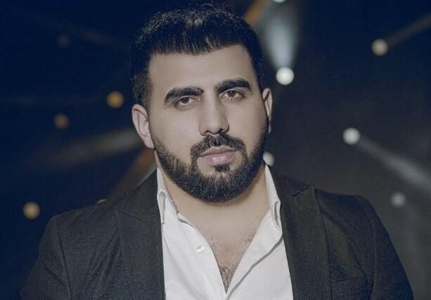 Azərbaycanlı müğənninin konsertində qızlar     SAÇ YOLDUYA ÇIXDILAR - VİDEO