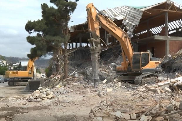 Bakıda içərisində sakinlər olan evi sökdülər -     VİDEO