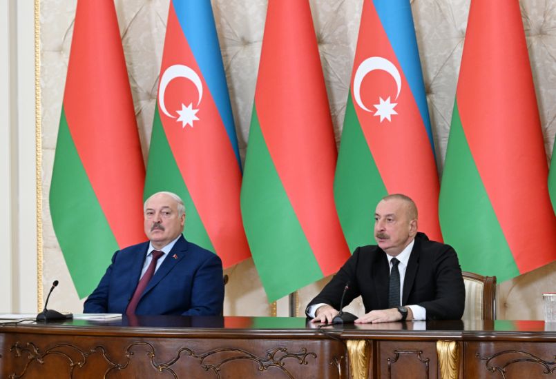 Azərbaycanla Belarusun birgə istehsalı olan avtobusa və Lukaşenkonun hədiyyə etdiyi traktorlara baxış keçirilib