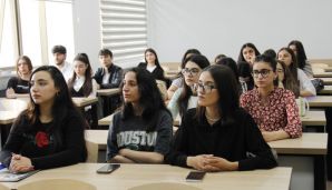AZƏRTAC-ın baş buraxılış redaktoru BDU-nun Jurnalistika fakültəsinin tələbələri üçün təlim keçib — foto 3