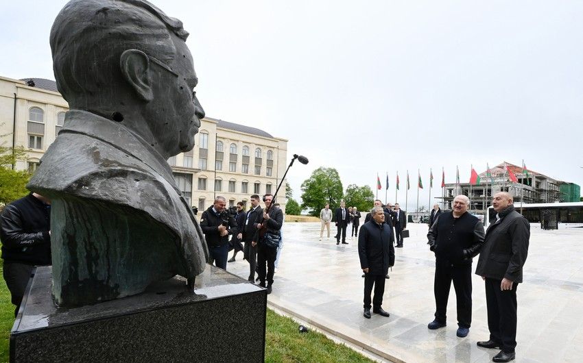 Azərbaycan və Belarus prezidentləri Şuşada gülləbaran edilmiş heykəllərə baxıblar -     YENİLƏNDİ