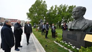 Azərbaycan və Belarus prezidentləri Şuşada gülləbaran edilmiş heykəllərə baxıblar -     YENİLƏNDİ — foto 1