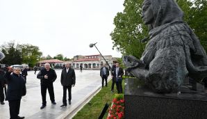 Azərbaycan və Belarus prezidentləri Şuşada gülləbaran edilmiş heykəllərə baxıblar -     YENİLƏNDİ — foto 2