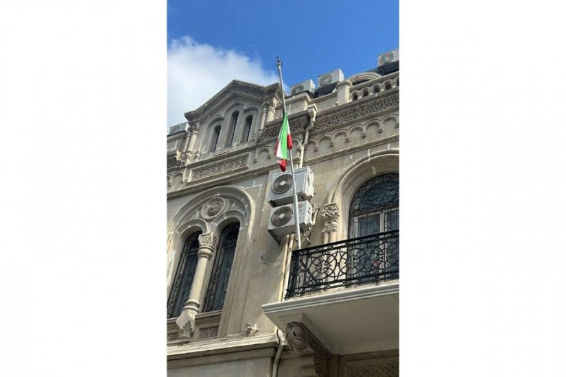 İranın Azərbaycandakı səfirliyində bayraq endirildi