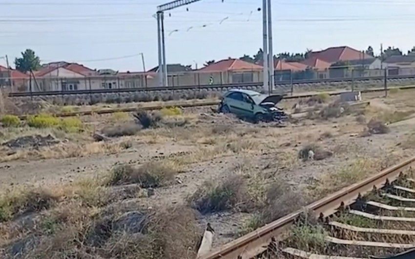 Bakıda minik avtomobili dəmir yolu xəttinin üzərinə aşdı