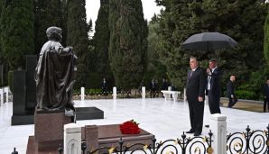 Emoməli Rəhmon Fəxri xiyaban və Şəhidlər xiyabanını ziyarət edib -       FOTO — foto 1