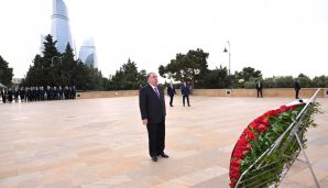 Emoməli Rəhmon Fəxri xiyaban və Şəhidlər xiyabanını ziyarət edib -       FOTO — foto 2