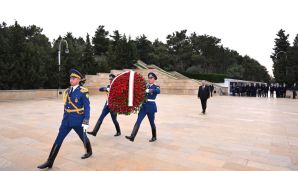 Emoməli Rəhmon Fəxri xiyaban və Şəhidlər xiyabanını ziyarət edib -       FOTO — foto 3