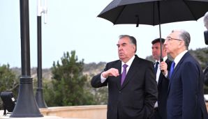 Emoməli Rəhmon Fəxri xiyaban və Şəhidlər xiyabanını ziyarət edib -       FOTO — foto 4