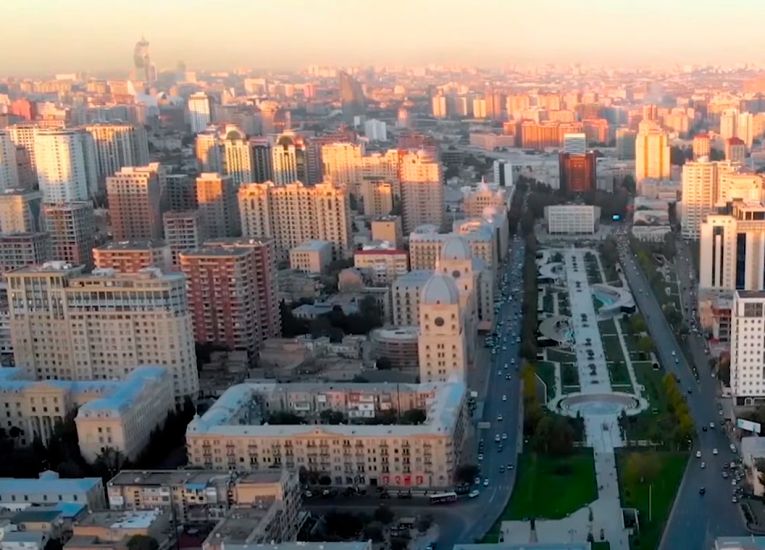 Gecə saatlarında paytaxtı bürüyən qoxunun səbəbi