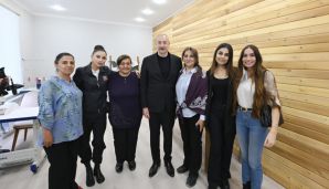 Prezident İlham Əliyev və birinci xanım Mehriban Əliyeva Xocalı şəhərinə köçən sakinlərlə görüşüblər -           Maraqlı dialoq - VİDEO - FOTO — foto 23
