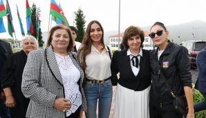 Prezident İlham Əliyev və birinci xanım Mehriban Əliyeva Xocalı şəhərinə köçən sakinlərlə görüşüblər -           Maraqlı dialoq - VİDEO - FOTO — foto 25