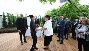 Prezident İlham Əliyev və birinci xanım Mehriban Əliyeva Xocalı şəhərinə köçən sakinlərlə görüşüblər -           Maraqlı dialoq - VİDEO - FOTO — foto 6