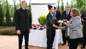 Prezident İlham Əliyev və birinci xanım Mehriban Əliyeva Xocalı şəhərinə köçən sakinlərlə görüşüblər -           Maraqlı dialoq - VİDEO - FOTO — foto 7