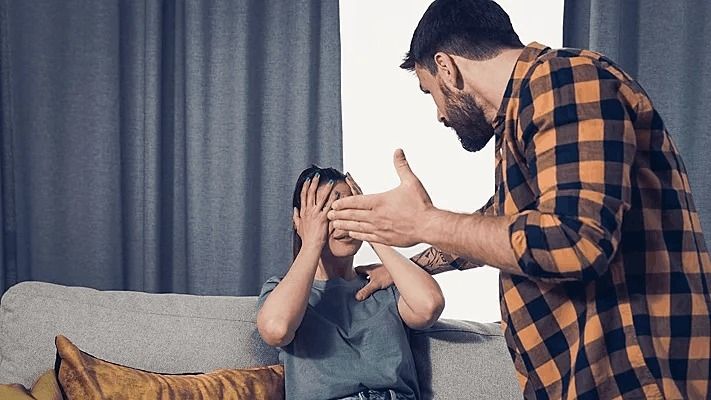 Gənc oğlan boşadığı arvadını başqa kişilərlə gəzməkdə ittiham etdi: hoteldə... –     ŞOK