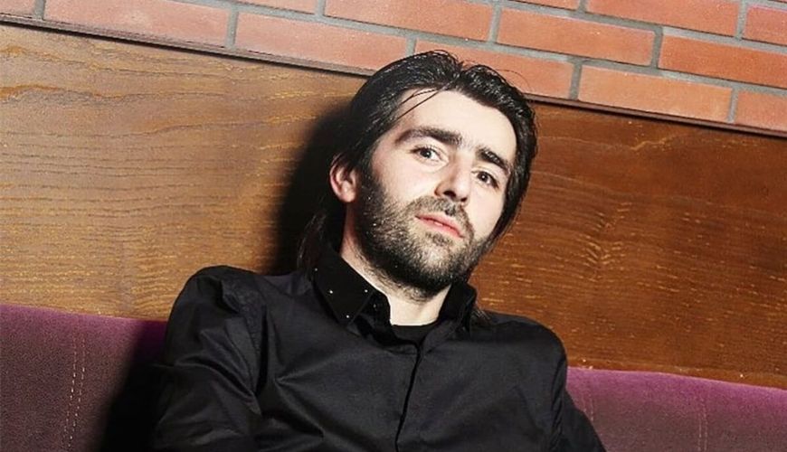 “Hərdən yüngülcə qalxan əl hər şeyi həll edir” -     Elşad Xose