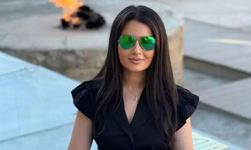 Ayseldən dekolteli     FOTO