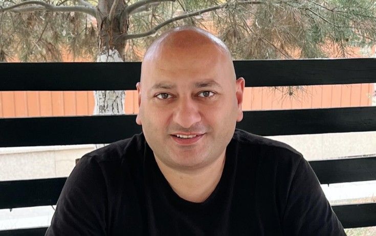 "İlkinin atası savadsız həkimlərin ucbatından öldü"