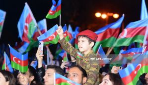 Bakıda Zəfər Günü münasibətilə keçirilən konsert atəşfəşanlıqla davam edib -   FOTO — foto 19