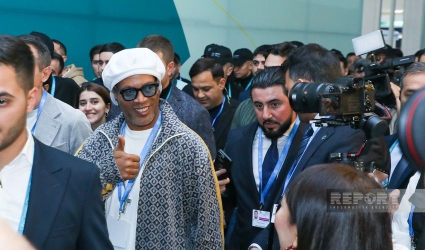 Ronaldinyo COP29 məkanındakı pavilyonları ziyarət etdi -     FOTO
