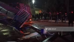 Yeni inşa olunan piyada keçidi uçub -       FOTO — foto 2