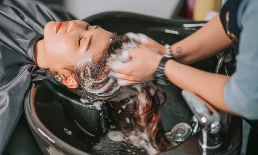 Saçları hər gün yumaq niyə zərərlidir?