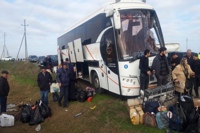 Biləsuvarda avtobus "Kamaz"la toqquşub, xəsarət alanlar var