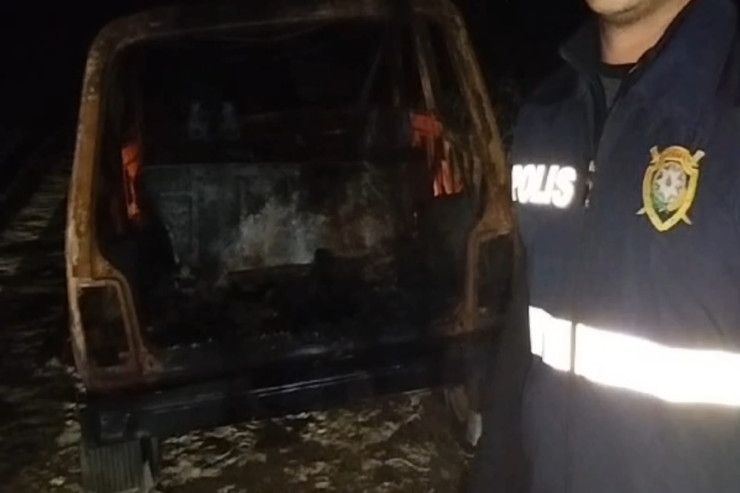 Azərbaycanda ŞOK:     tutulmamaq üçün narkotiklə dolu maşını yandırdı