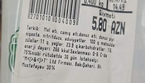 “Araz” market “Hacı Turqay” halal sosiskasının üzərinə donuz əti və donuz piyi oluduğunu göstərən etiket yapışdırıb — foto 1