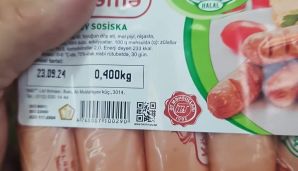 “Araz” market “Hacı Turqay” halal sosiskasının üzərinə donuz əti və donuz piyi oluduğunu göstərən etiket yapışdırıb — foto 2