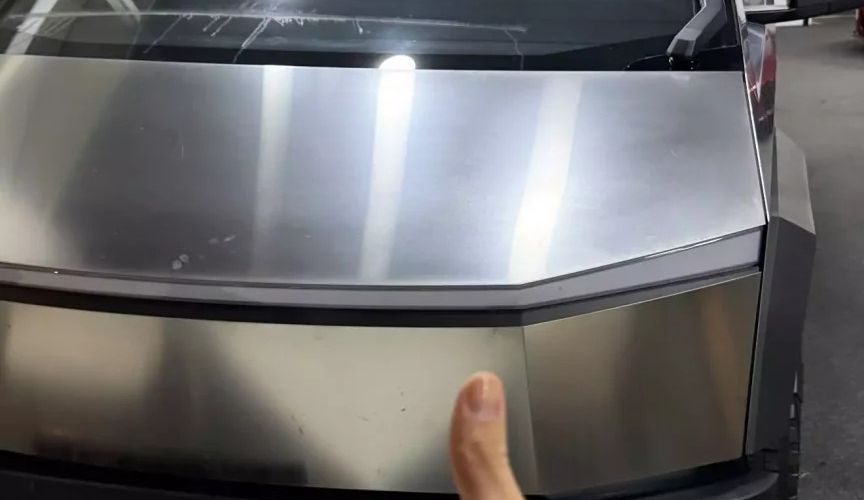 Bakıda 005 nömrəli “Cybertruck”ı kim sürür? -       FOTO