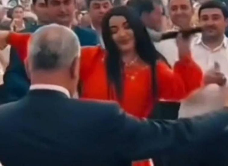 İcra başçısı ilə məşhur müğəninin rəqsi gündəm oldu -     VİDEO
