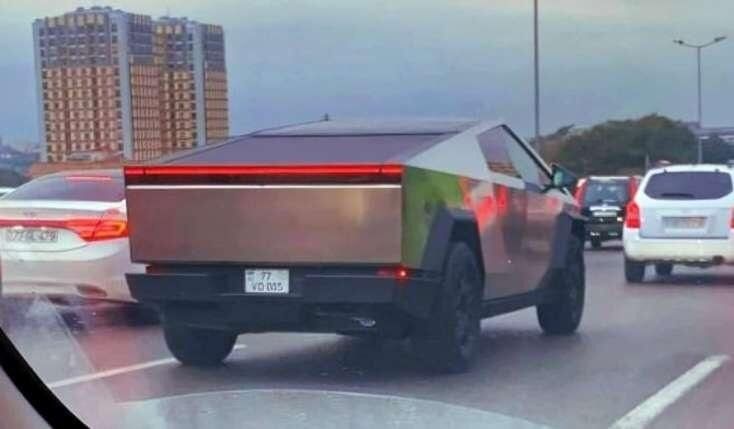 Bakıda hər kəsi heyran edən maşının sahibi görün kim imiş? -     FOTO