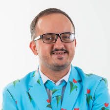 "Qırmızı adam" Faiq Ağayev: "Geyindiyim kostyum ailə qurmağımın qarşısını alan amillərdən olub"