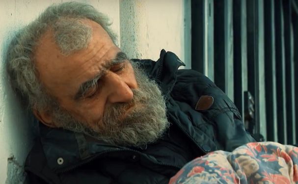 Bakıda yaşlı kişi küçədə yaşayır:     "Burada daha rahat və azad oluram" - VİDEO