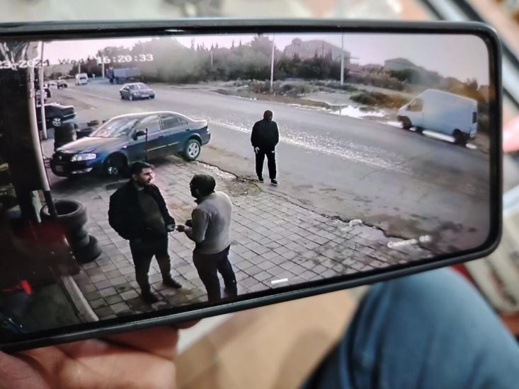 Bakıda maskalı şəxs məktəblini oğurlamaq istədi -     Görüntülər kameraya düşdü