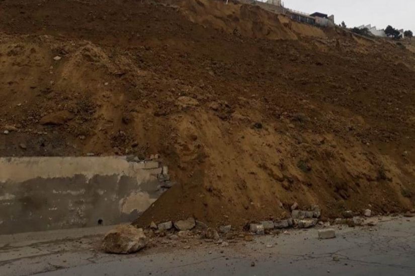 İri qaya parçalarının Bakı Kənar Dairəvi yoluna doğru sürüşməsi müşahidə edilib, ərazi nəzarətə götürüldü
