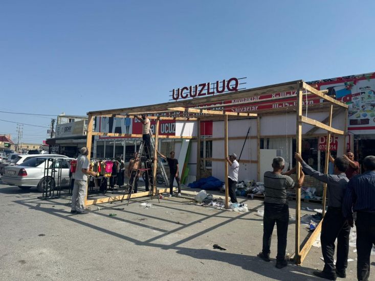 Xəzər rayonunda sürücülərin və piyadaların hərəkətinə maneə yaradan mağaza söküldü -           FOTOLAR