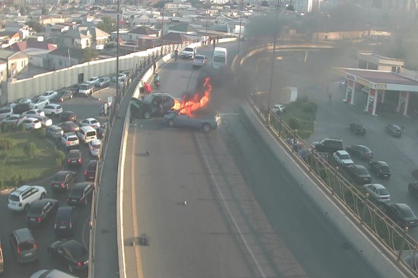 Bakıda körpünün üzərində yol qəzası olub, iki maşın yanır -       FOTO