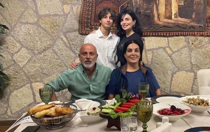 Çiçək valideynlərinin FOTOsunu paylaşıb bunları yazdı